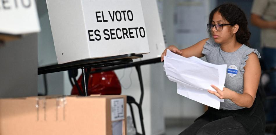 Terminan las votaciones en Ecuador y empieza el escrutinio para elegir presidente